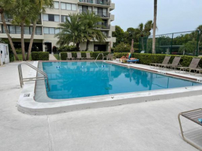 Beautiful Lakefront Condo across from Siesta Beach